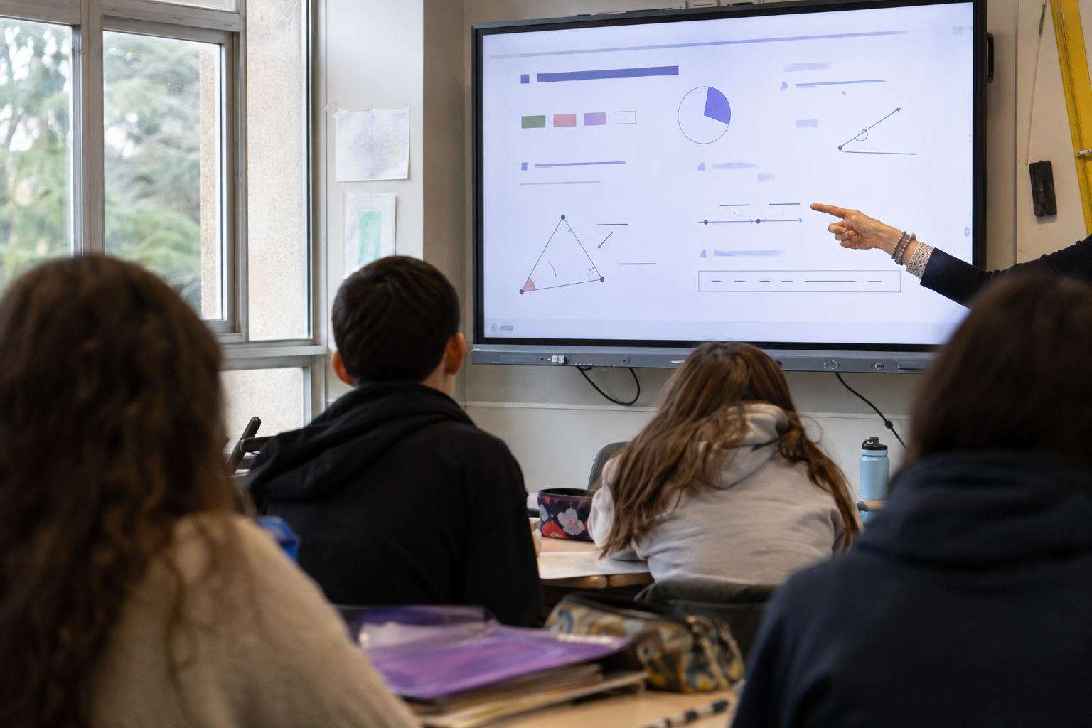 Tableau numérique au collège : les usages pédagogiques qui comptent